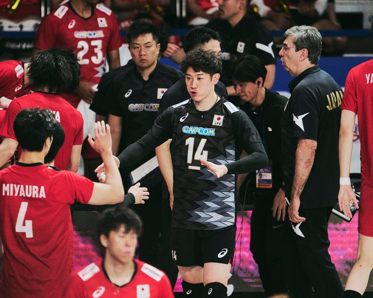 ポーランド戦は“温存”された石川祐希。ベンチから宮浦に言葉をかけるシーンが見受けられた　©︎Yuki Suenaga