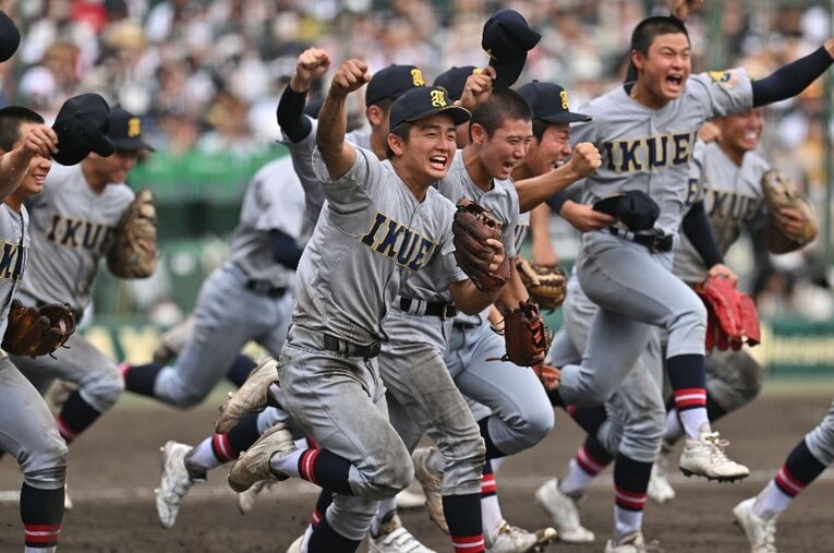 東北勢初優勝を果たした仙台育英。108年目にして悲願の「白河越え」を達成した ／ photograph by Hideki Sugiyama