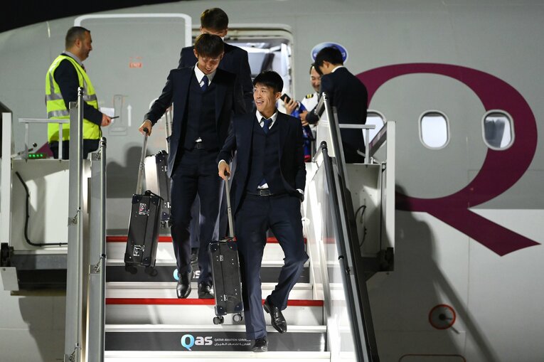写真は11月17日、UAEでのカナダ戦を終え、再びカタールに戻ってきた冨安ら日本代表選手たち　©Getty Images