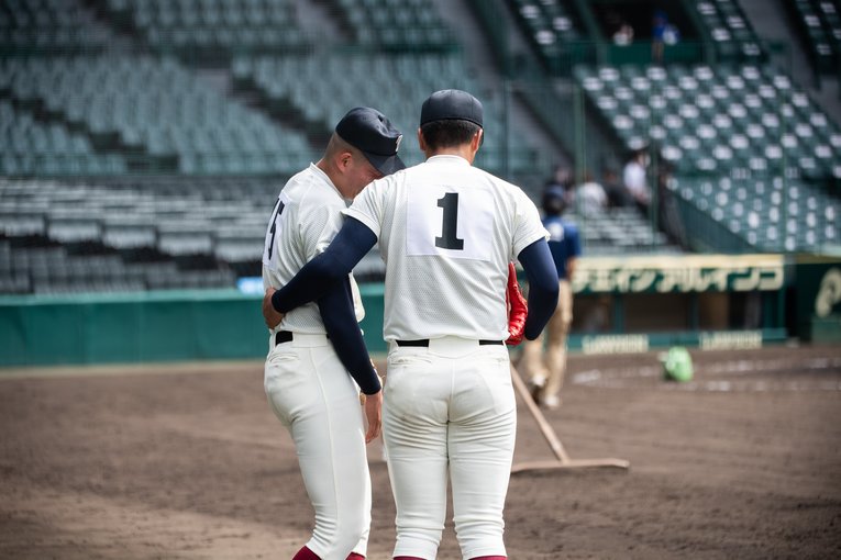 試合後、涙を流す川原がなぐさめられる　©Nanae Suzuki