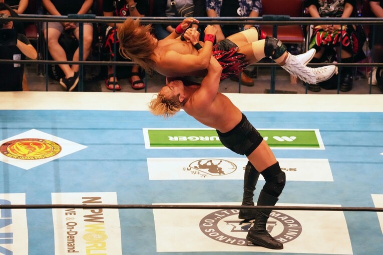 オカダ・カズチカの高いジャーマンスープレックス