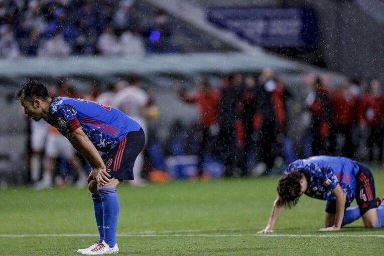 ガックリと肩を落とす吉田麻也と板倉滉　©Kiichi Matsumoto/JMPA