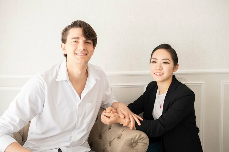 今年3月の北京五輪、フィギュアスケート団体とアイスダンスに出場した小松原美里さんと小松原尊（ティム・コレト）ペア。氷上のカップルであるとともに、結婚6年目のアスリート夫婦でもある（画像をクリックすると、そのほかの「特別撮りおろしカット」もご覧になれます）　©Asami Enomoto