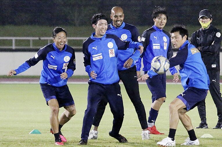 はやぶさイレブンで笑顔を浮かべながら練習する永里。今の自分に充実感を得ているようだ ／ photograph by Kyodo News