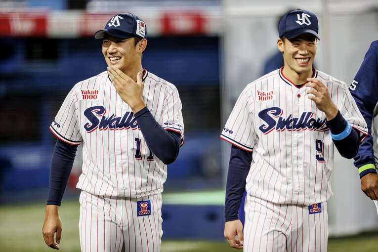 試合後、楽しげに談笑する奥川と塩見　©Kiichi Matsumoto