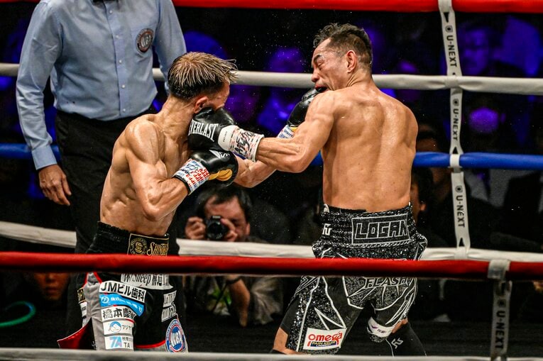 激しくパンチを交錯させる両者　©Takuya Sugiyama