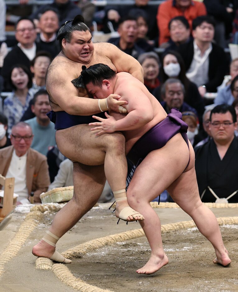14日目、高安は寄り切りで美ノ海に敗れて3敗目。この1敗が痛かった　©JIJI PRESS