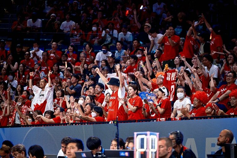 盛り上がるスタンドも力になった　©FIBA