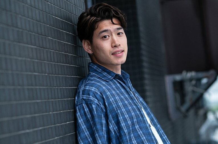 独占インタビューに応じてくれたMF鈴木唯人。ケガ直後やW杯日本代表選出が分かった瞬間の裏話とは（写真は右に続きます）　©Tadashi Hosoda
