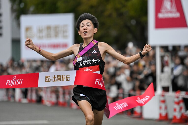 アンカー勝負で駒大の篠原を振り切り、エースの貫禄を見せた平林　©Nanae Suzuki