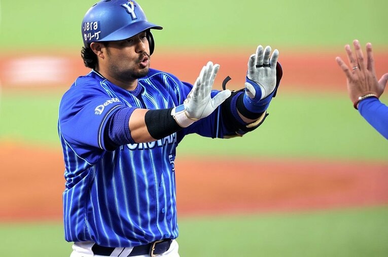 まさに「打ち出の小槌」状態の宮﨑敏郎。打率4割台をどこまでキープできるか ／ photograph by JIJI PRESS