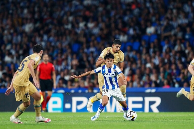 久保建英は「2ケタ得点」狙えるのでは…名手シルバと“精度の差”はあれど、カメラマンが感じたワケ〈バルサ戦好守で同点弾の起点〉(22)