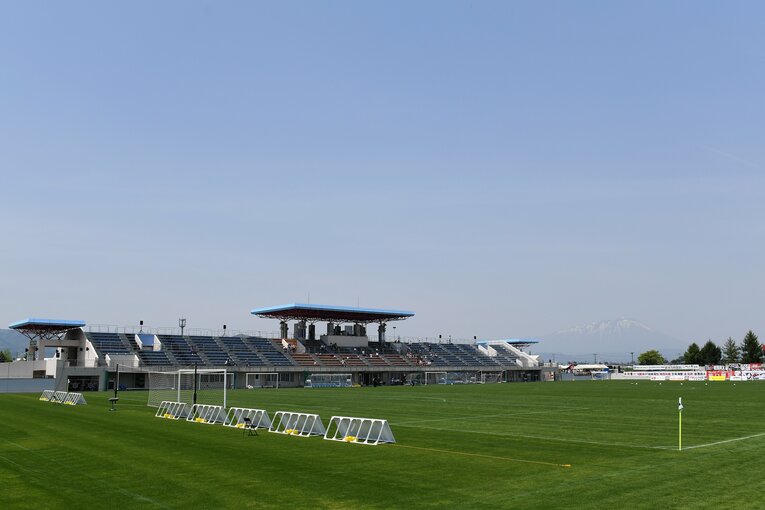 いわぎんスタジアムのピッチとメインスタンド　©Masashi Hara - JL/Getty Images for DAZN