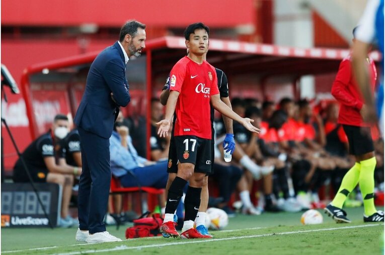 久保建英からスパイクをもらったファンが超嬉しそう… 絶妙だったボールコントロールとお辞儀、監督も“好プレーへの労い”〈激写〉(9)