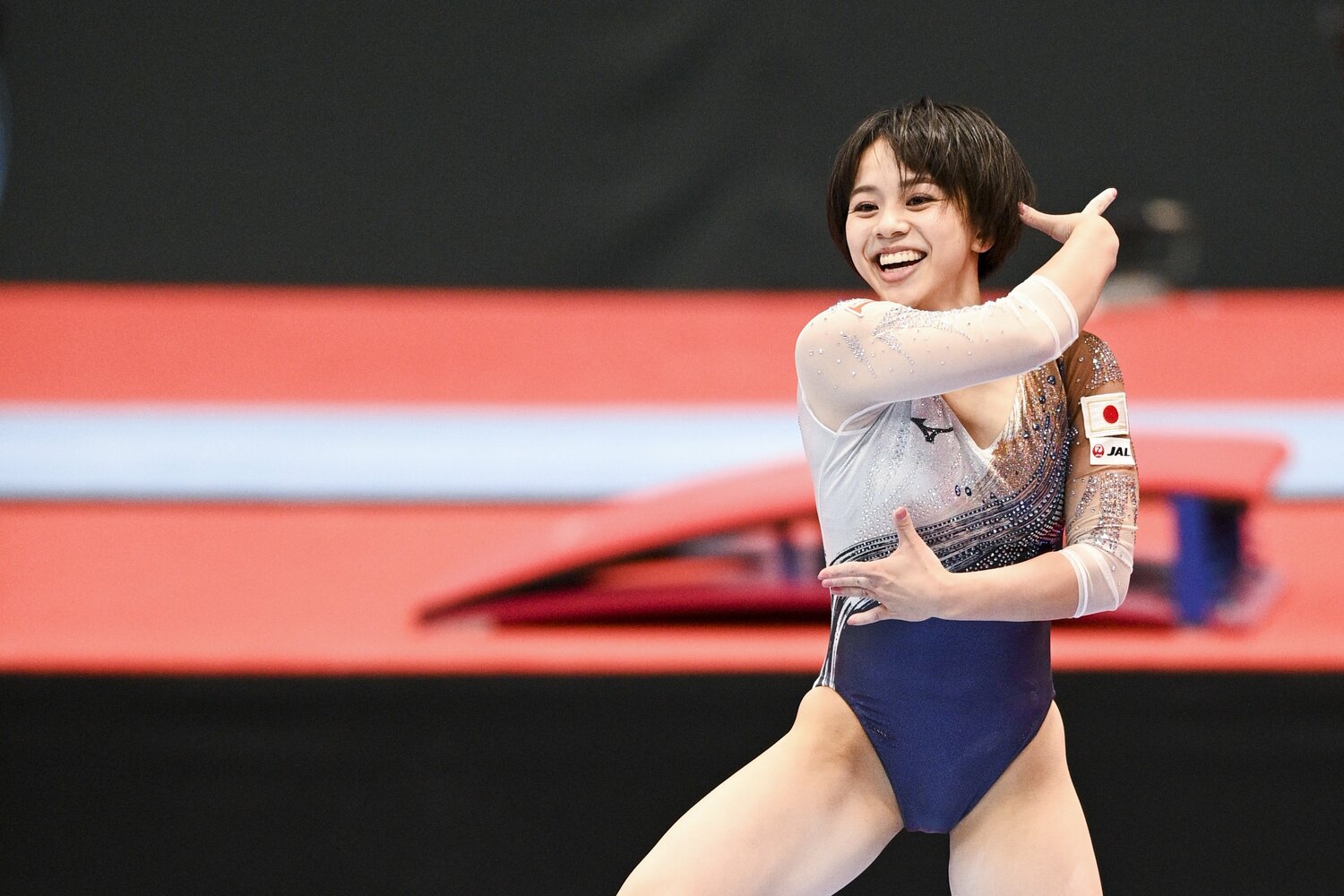 競技人生最後に笑顔を交え、村上は観客に会心の演技を披露した