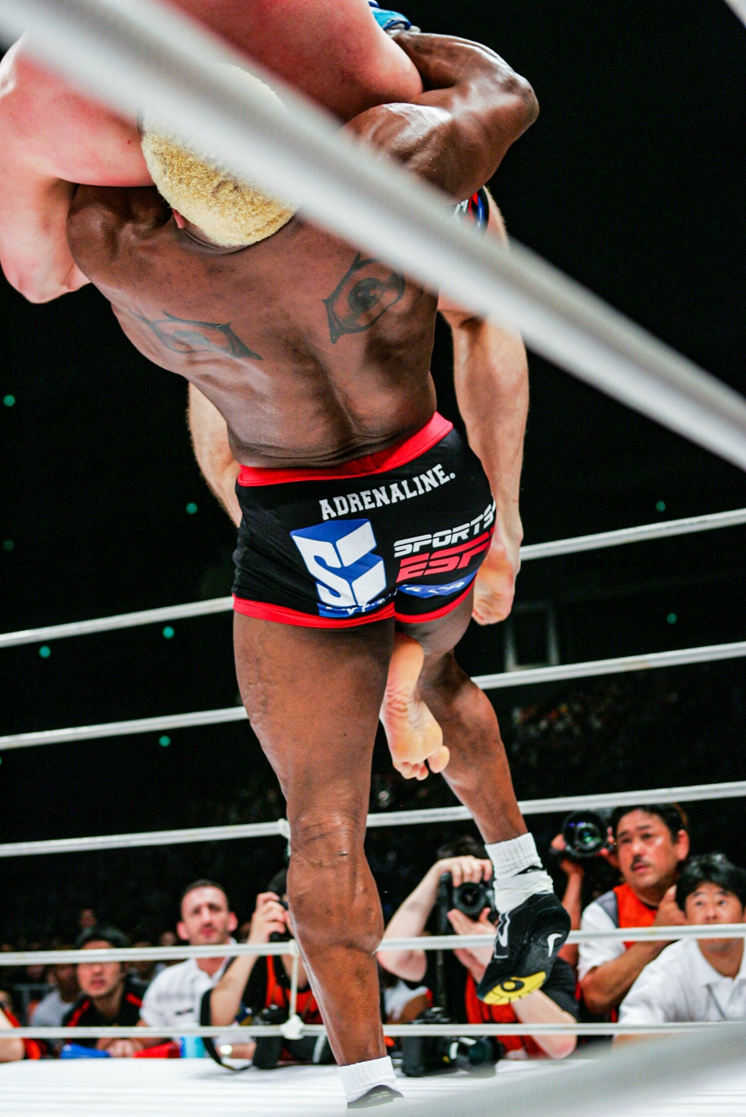 バックに回りヒョードルを担ぎ上げるランデルマン　©Susumu Nagao