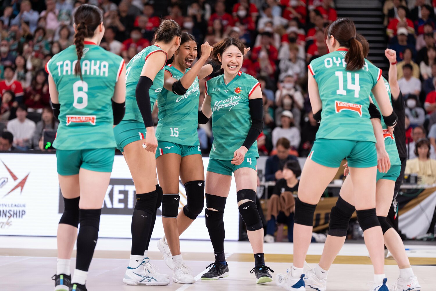 2枚替えで投入され、試合の流れを引き寄せたセッター塩出仁美(4番)と宮部愛芽世(15番)。ともに日本代表登録メンバーに名を連ねている ©︎SV.LEAGUE