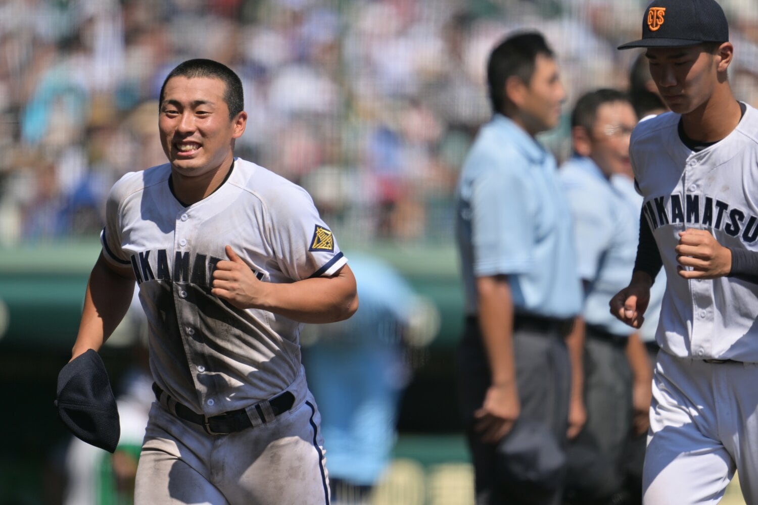 近江・山田に声をかけられて思わずニコニコ　©Hideki Sugiyama