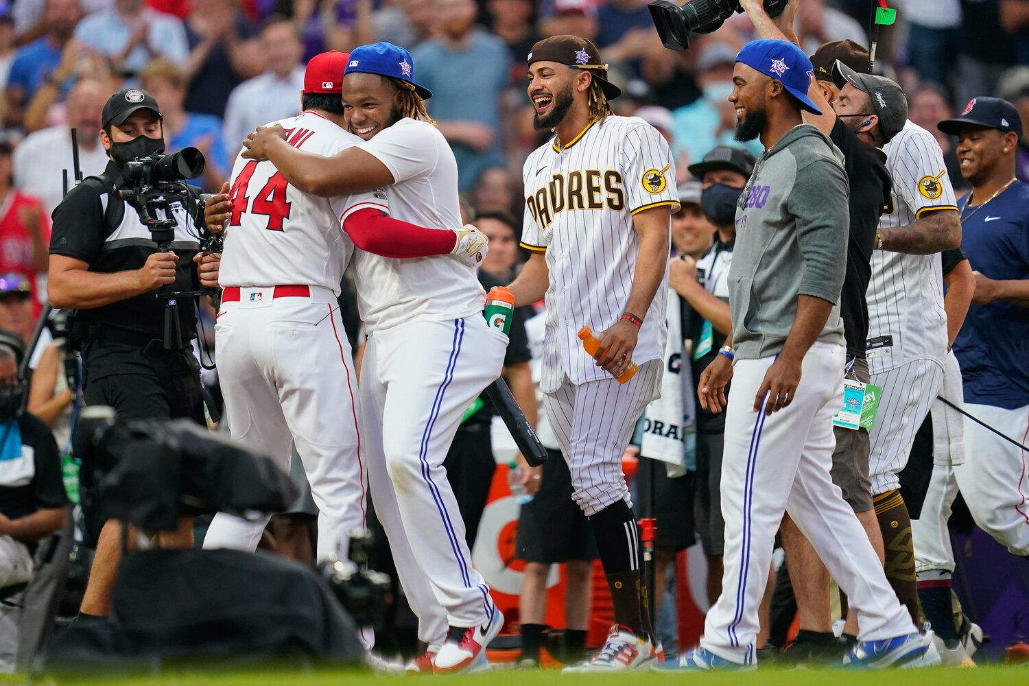 昨年のオールスターで2ショットを撮り、笑顔でハグした大谷とゲレーロJr.　©Getty Images