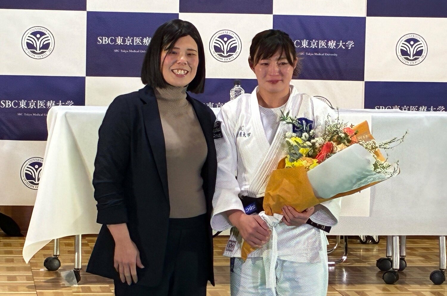 引退会見には今井優子コーチ（左）も駆けつけ、涙するシーンも（筆者撮影）