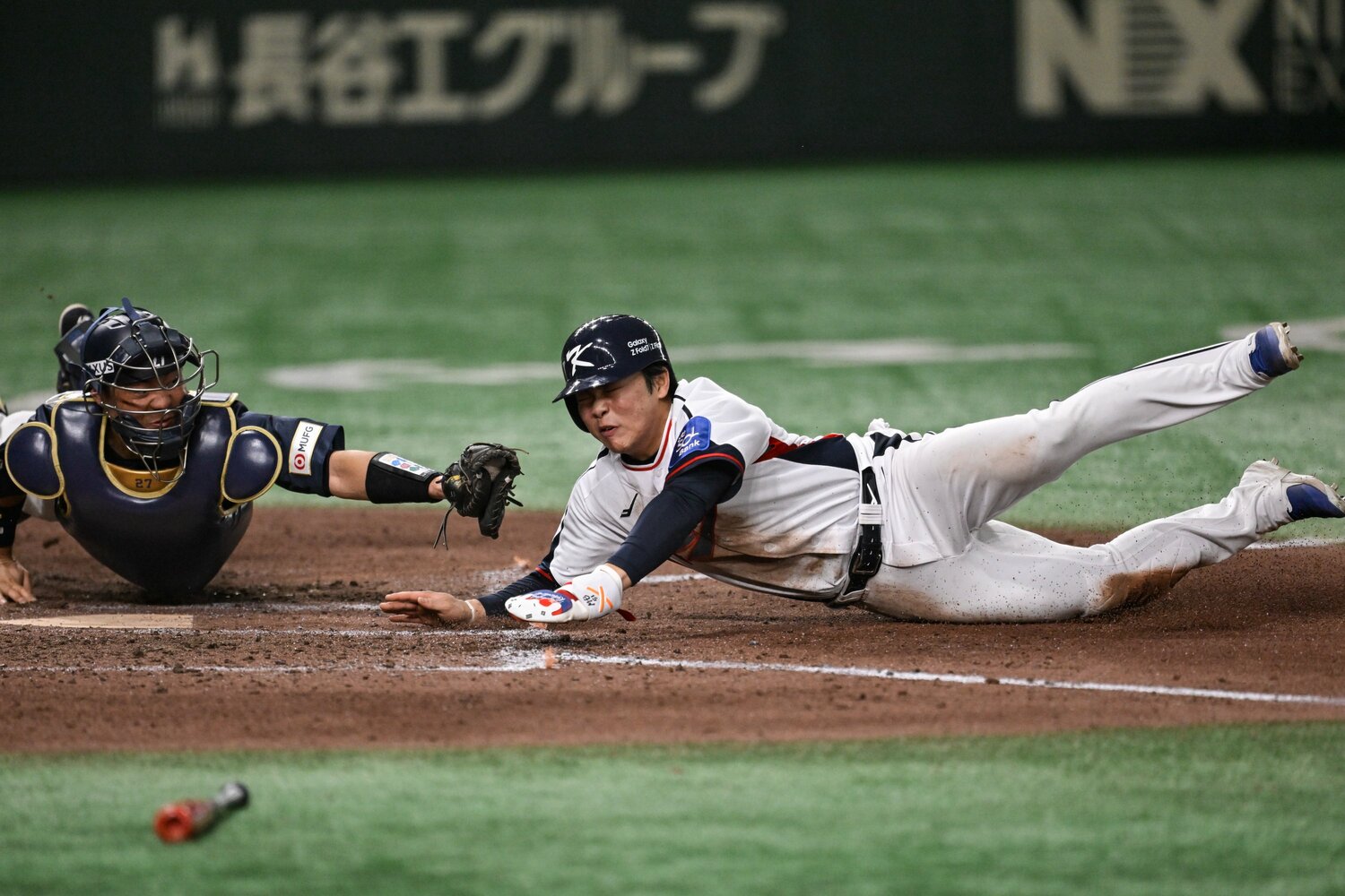 写真は第2戦、7回裏。韓国の二塁ランナーを本塁タッチアウトにする中村悠平（ヤクルト、35歳）【1枚目／全2枚】　©Nanae Suzuki