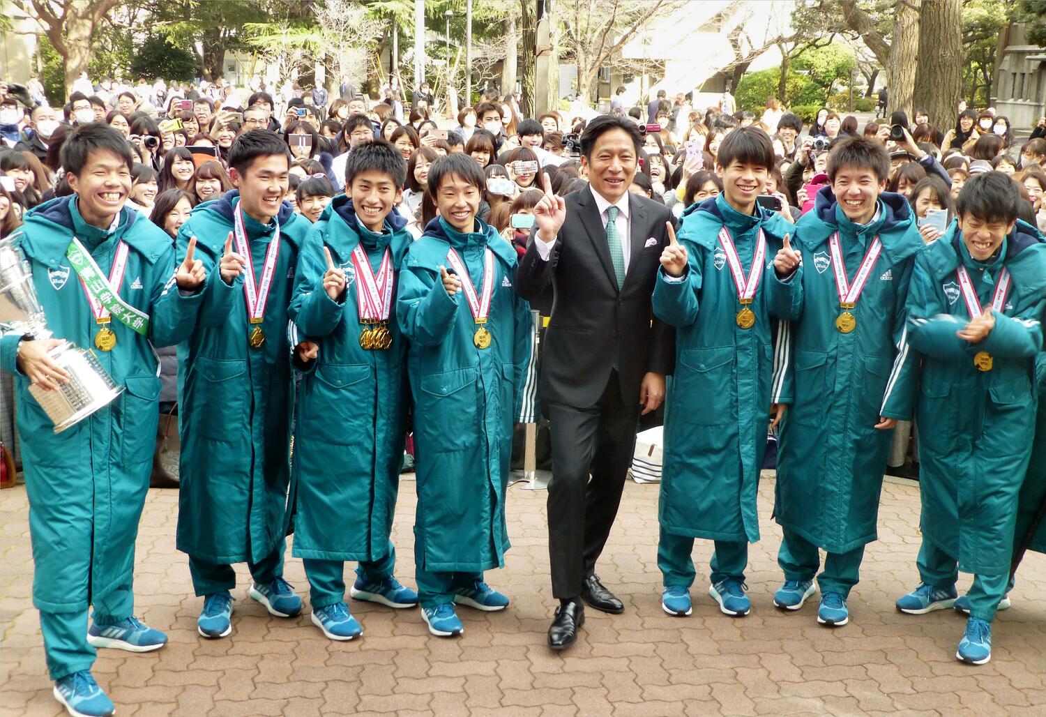2018年箱根駅伝優勝メンバー（右から3番目が竹石さん）　©JIJI PRESS