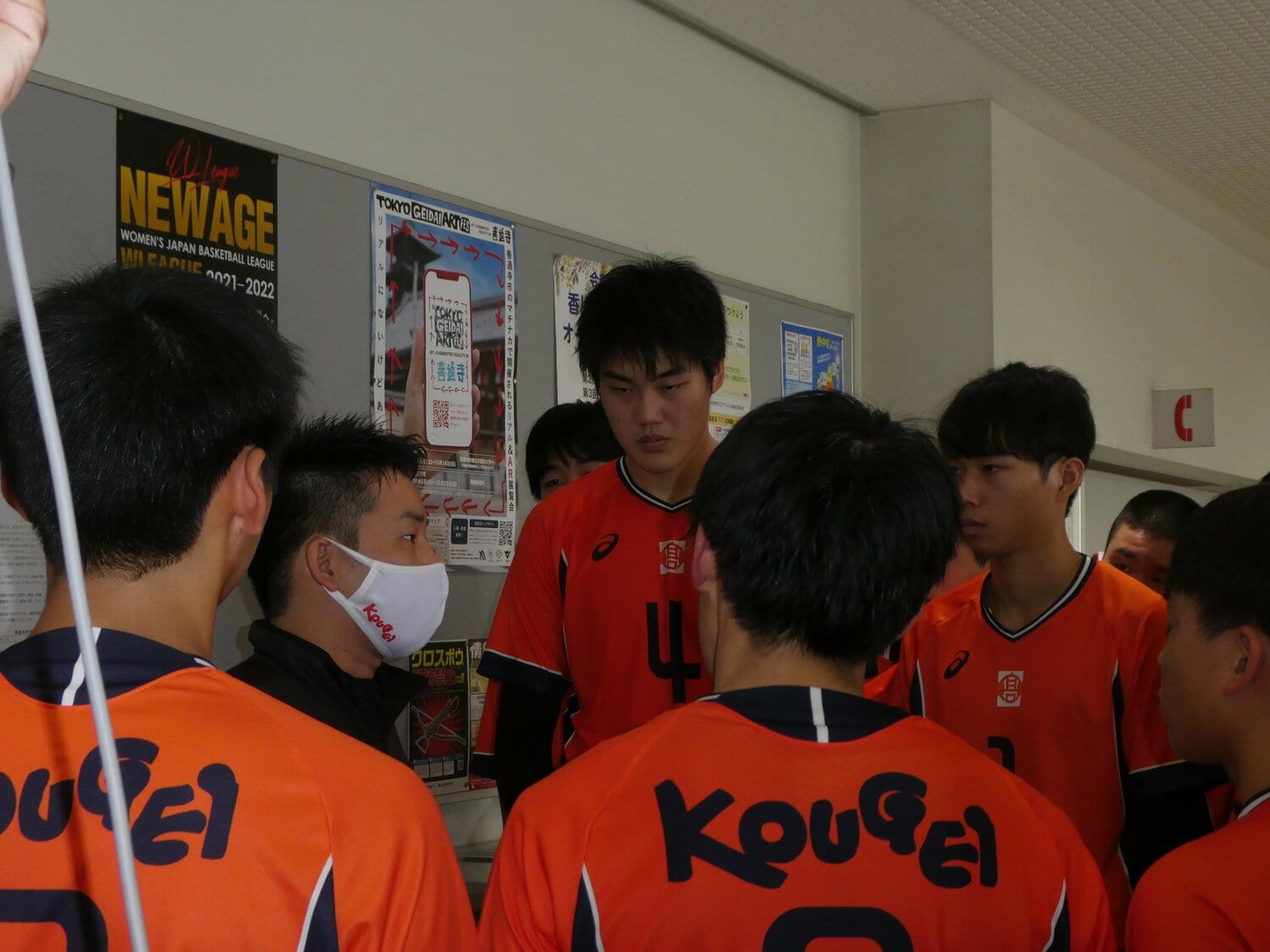 淵崎監督の話を真剣に聞く牧 ©︎Noriko Yonemushi