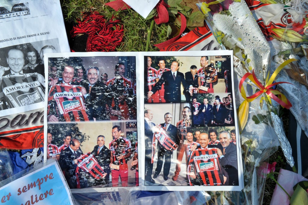 ベルルスコーニを悼むファンの中には、黄金時代の写真をささげる人も　©Getty Images