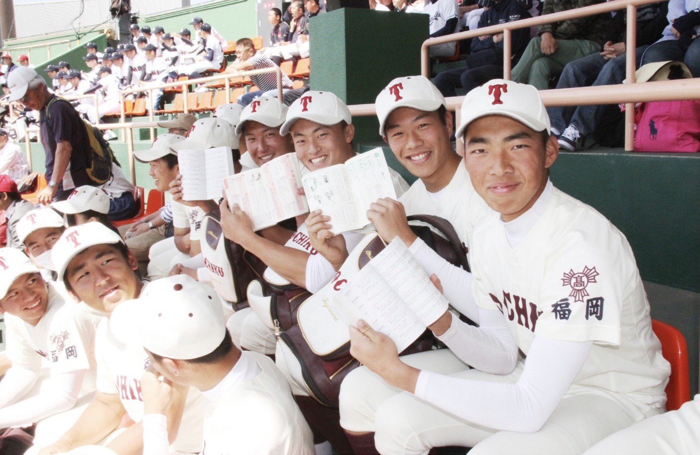 九州大会のスタンドで。試験勉強をしながら観戦する東筑野球部の生徒たち ©Yuki Kashimoto