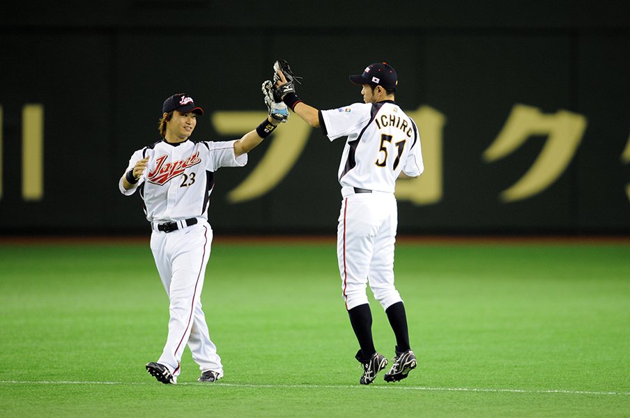 2009年WBCでイチローとハイタッチする青木　©Naoya Sanuki
