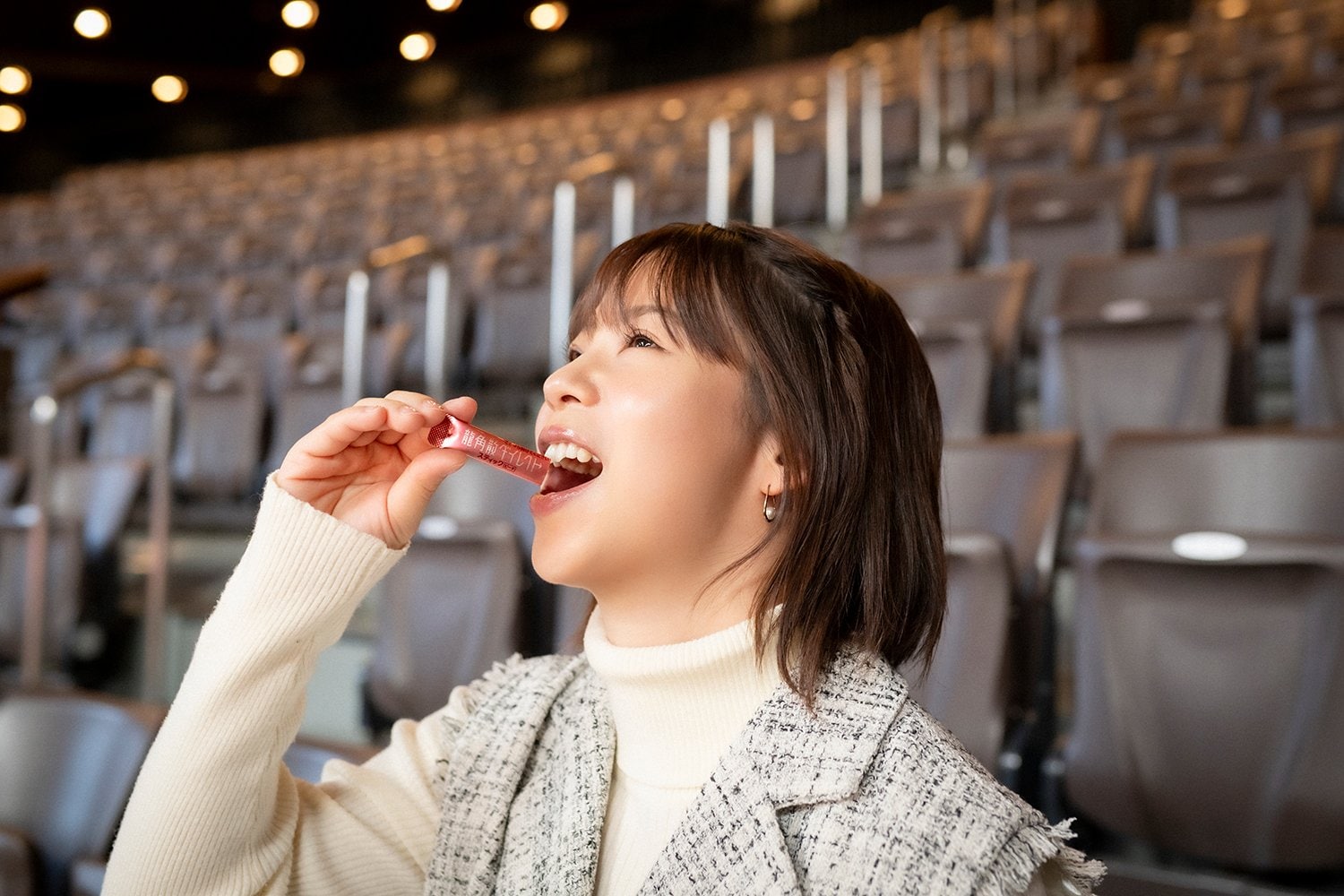 大舞台で解説する髙木菜那ののどをうるおす『龍角散ダイレクトスティック ピーチ（第3類医薬品）』
※服用の際は、使用上の注意をよく読み、用法・用量を守って正しくお使いください。