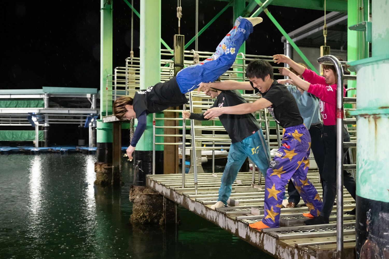 2022年3月、女性として初めて最高峰のSGで優勝し、「水神祭」で水面に投げ入れられる遠藤エミ ©日本モーターボート競走会