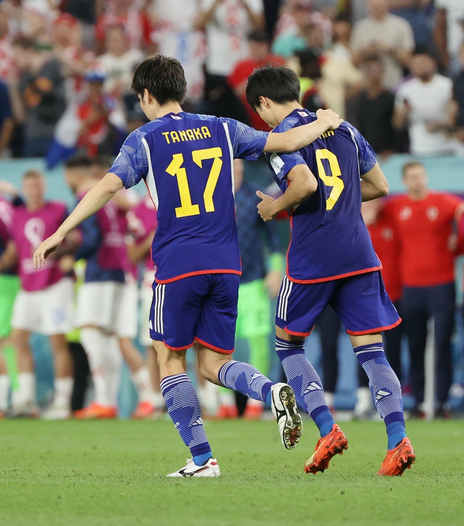 カタールW杯クロアチア戦。PKを失敗した三笘の肩を抱く田中　©JIJI PRESS