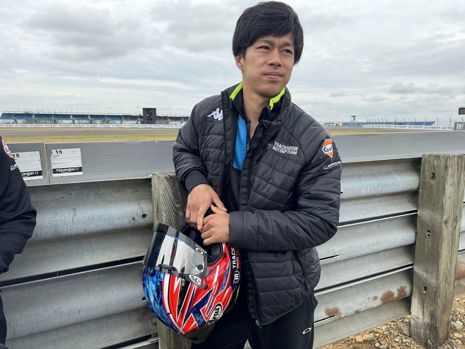 土曜日のフリー走行を見つめる小椋藍　©︎Satoshi Endo