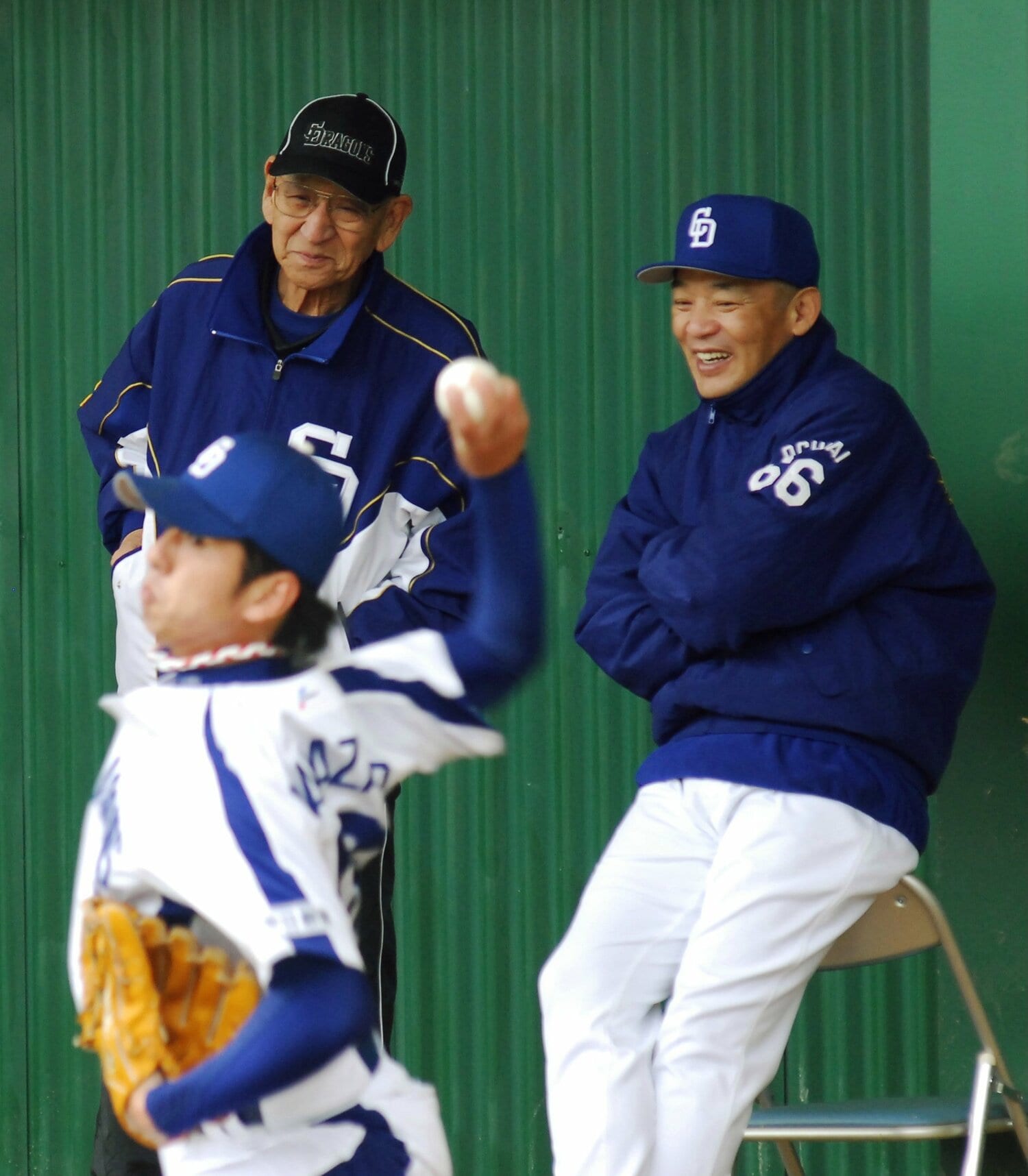 球団OBとして毎年中日キャンプを訪れ、投手陣に温かいアドバイスをおくっていた杉下さん（左）　©︎JIJI PRESS
