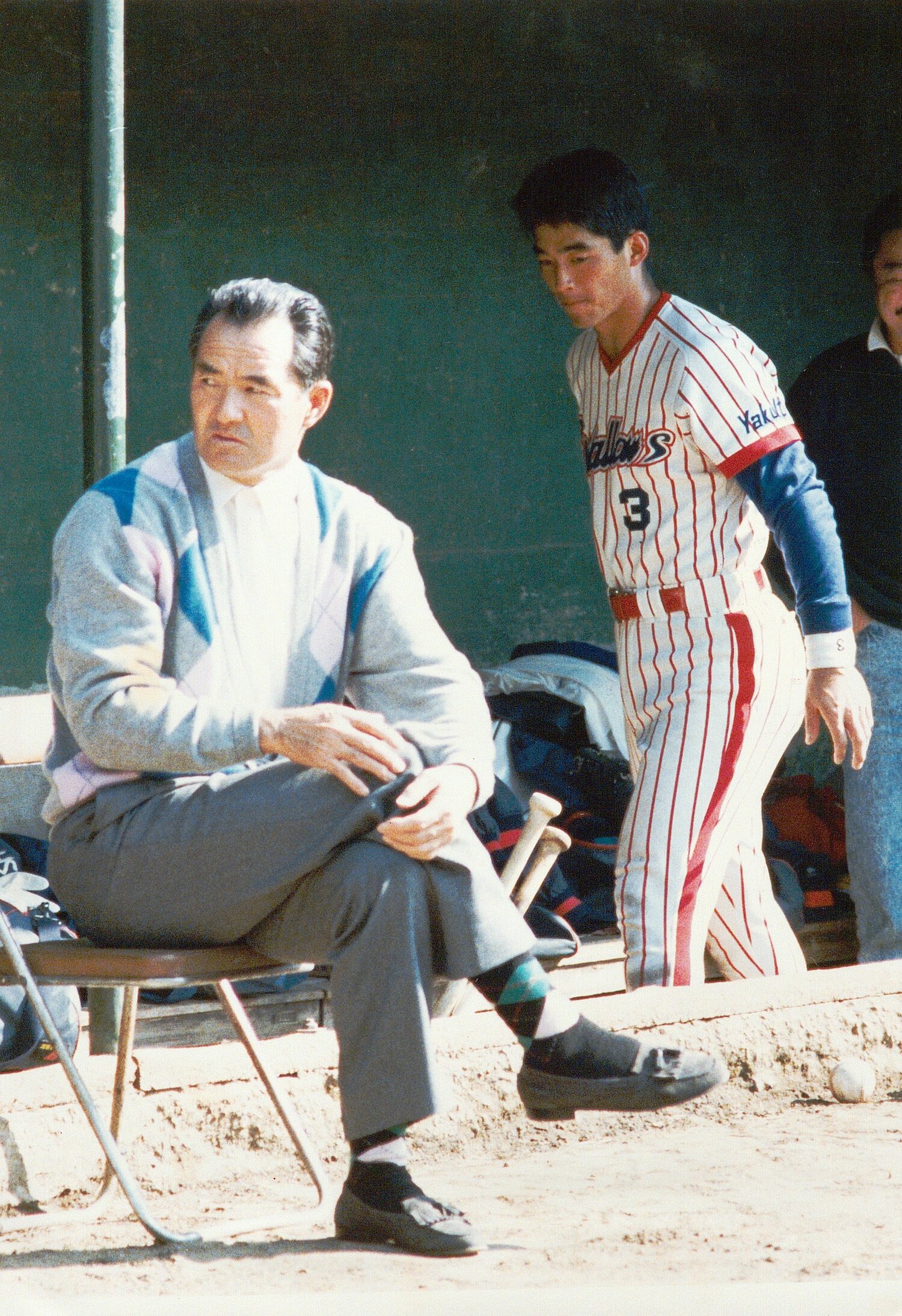 1988年11月、ヤクルトの伊東秋季キャンプを訪問する長嶋茂雄。プロ1年目の一茂がその後ろを通る　©Sankei Shimbun