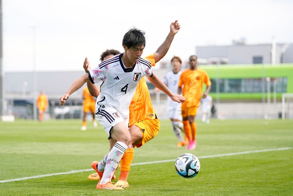 相手選手とマッチアップする鈴木海音　©Getty Images