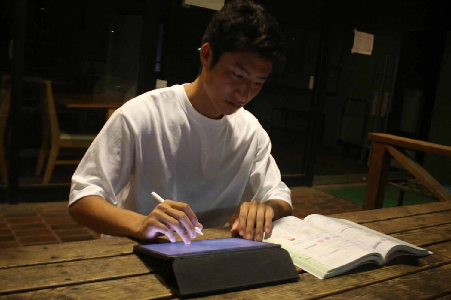 食堂のテラスはよく勉強に使っている　©Takahito Ando