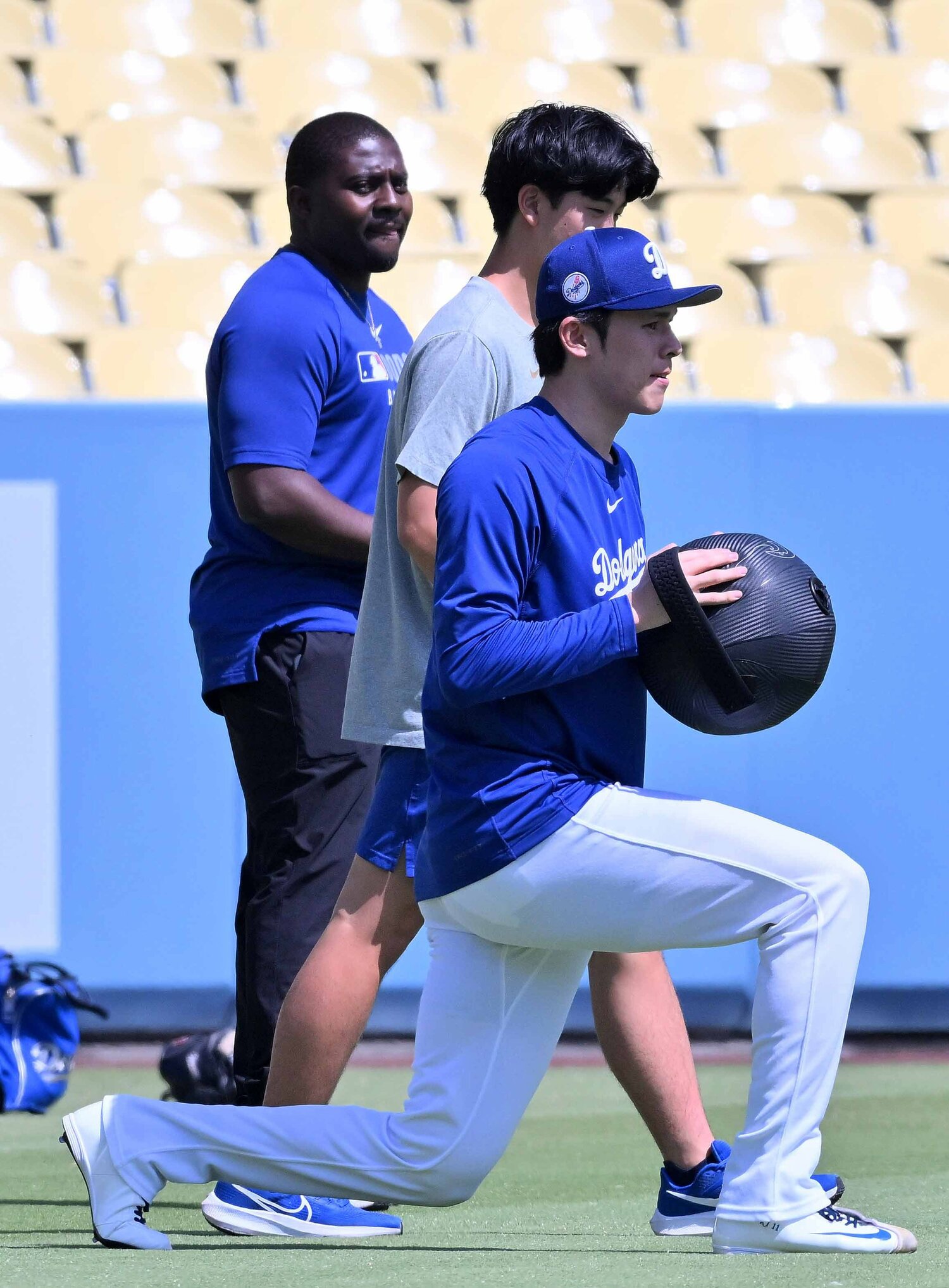 離脱を機に、全身の強化も行っているとみられる佐々木。奥にはストレングス＆コンディショニングを担当するスミスコーチ　©JIJI PRESS