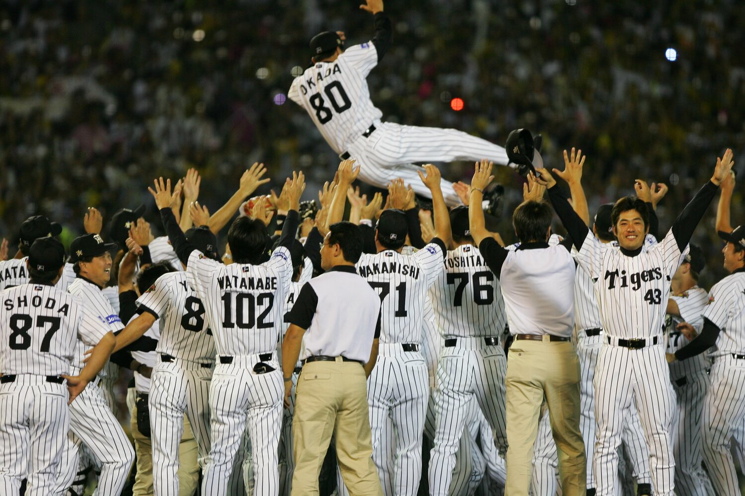 2005年のペナントレースを制し、胴上げされる岡田監督　©︎Koji Asakura