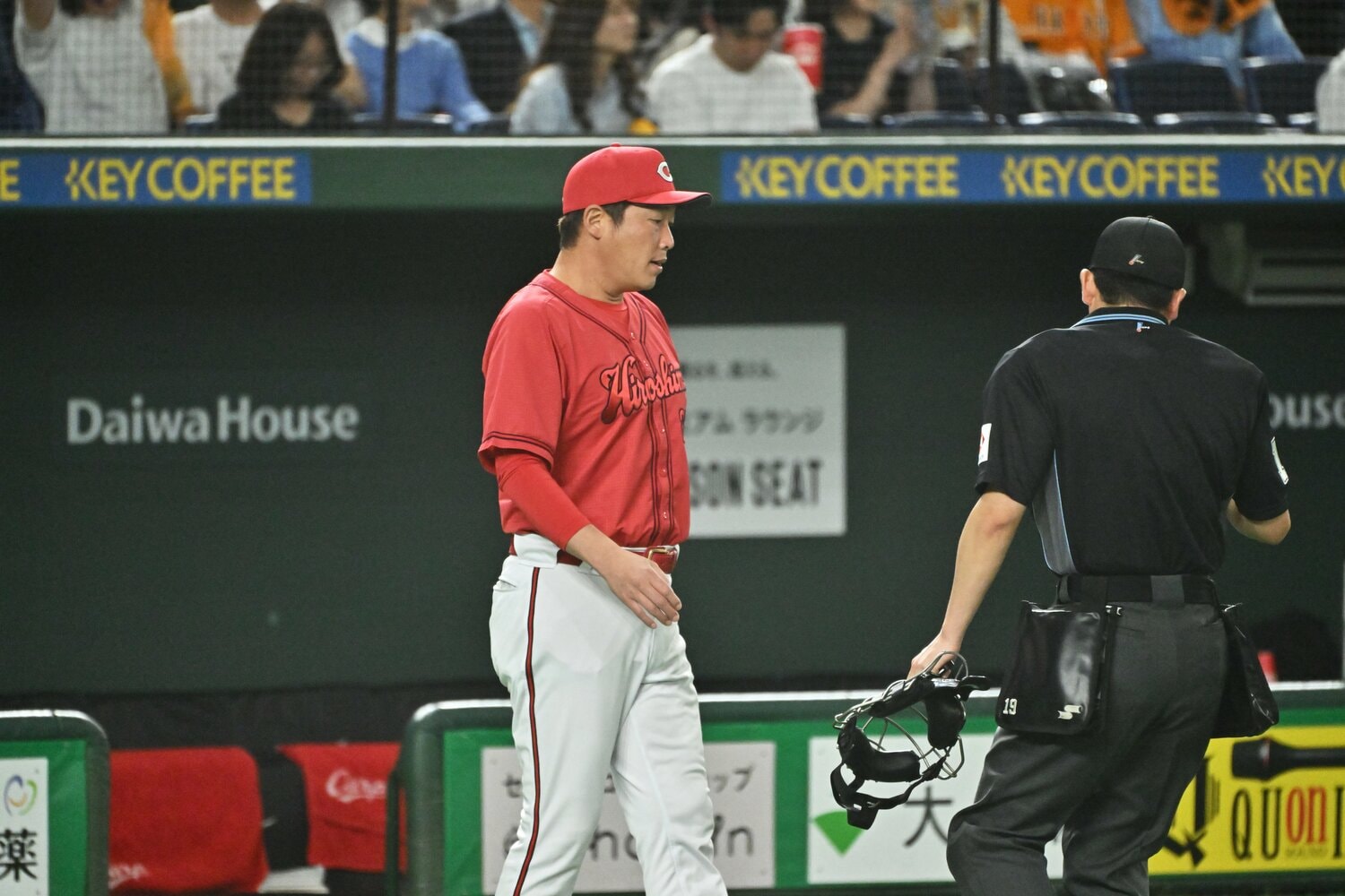 最終戦の挨拶では何度も「変わる」というキーワードを口にした新井監督　©︎Hideki Sugiyama