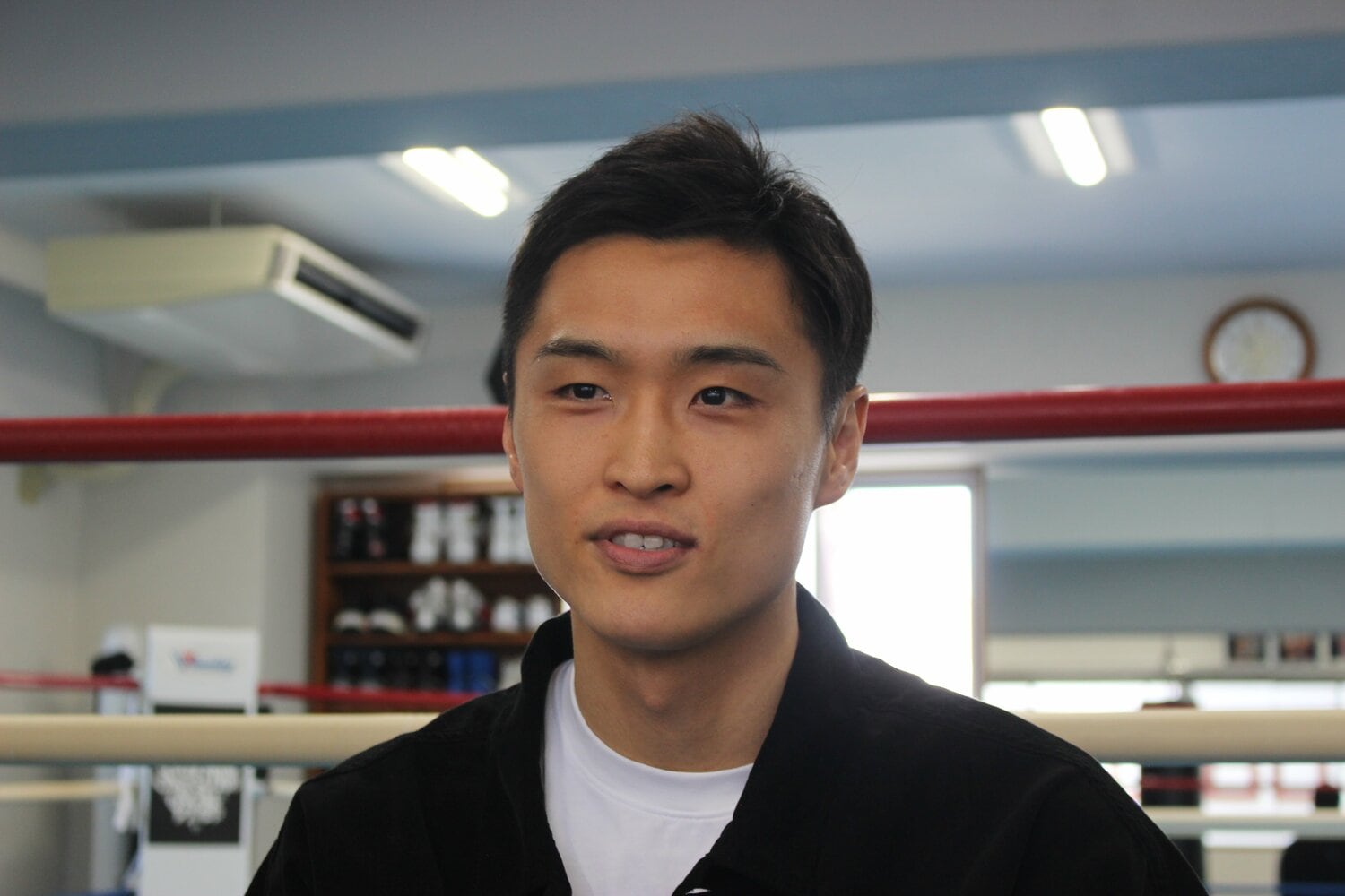 報道陣の前で意気込みを語る西田凌佑　©︎NumberWeb