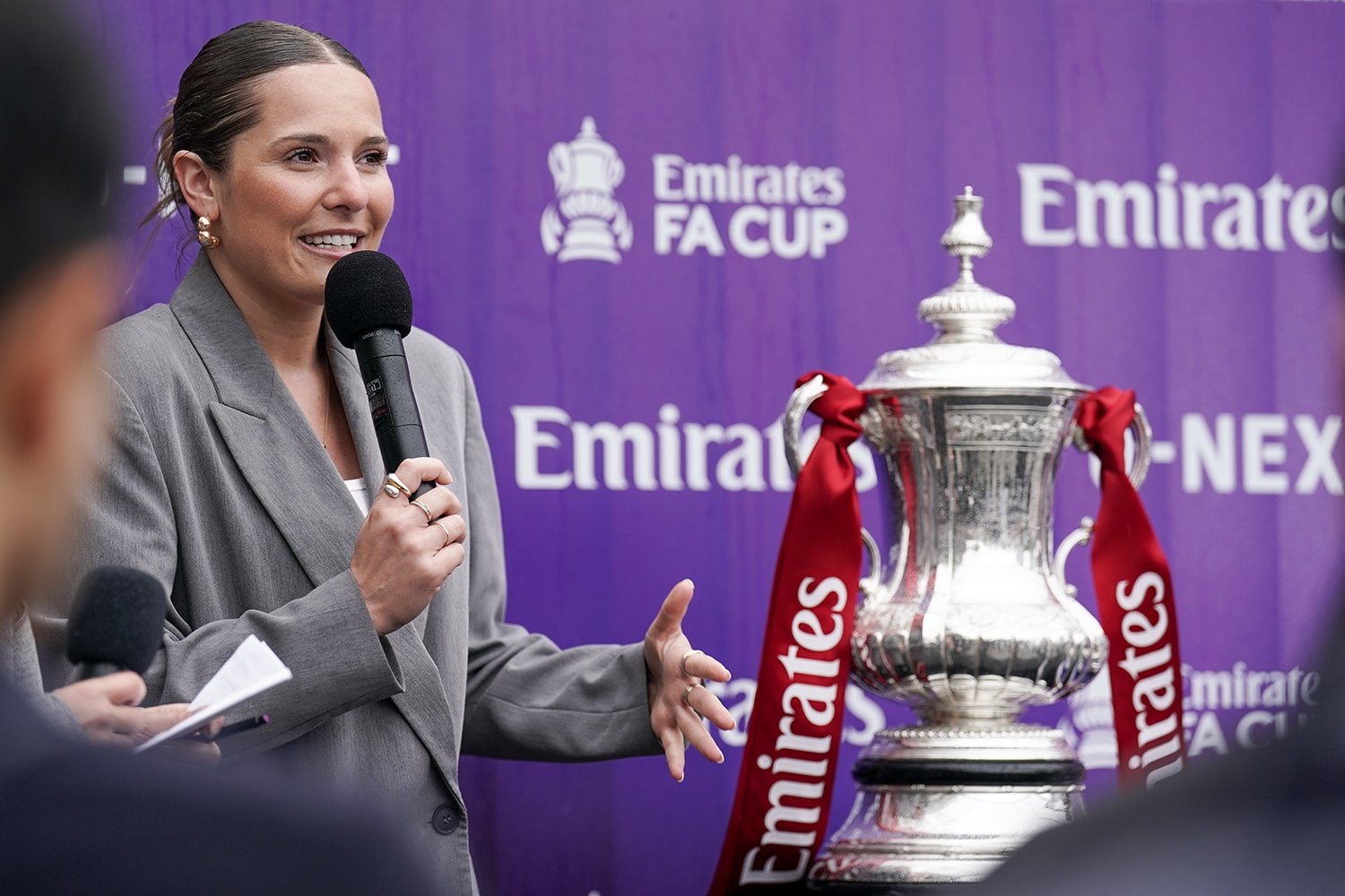 「FAカップ」への思いを語るオリビア・ブザグロ　©Emirates FA Cup：Tokyo Takeover