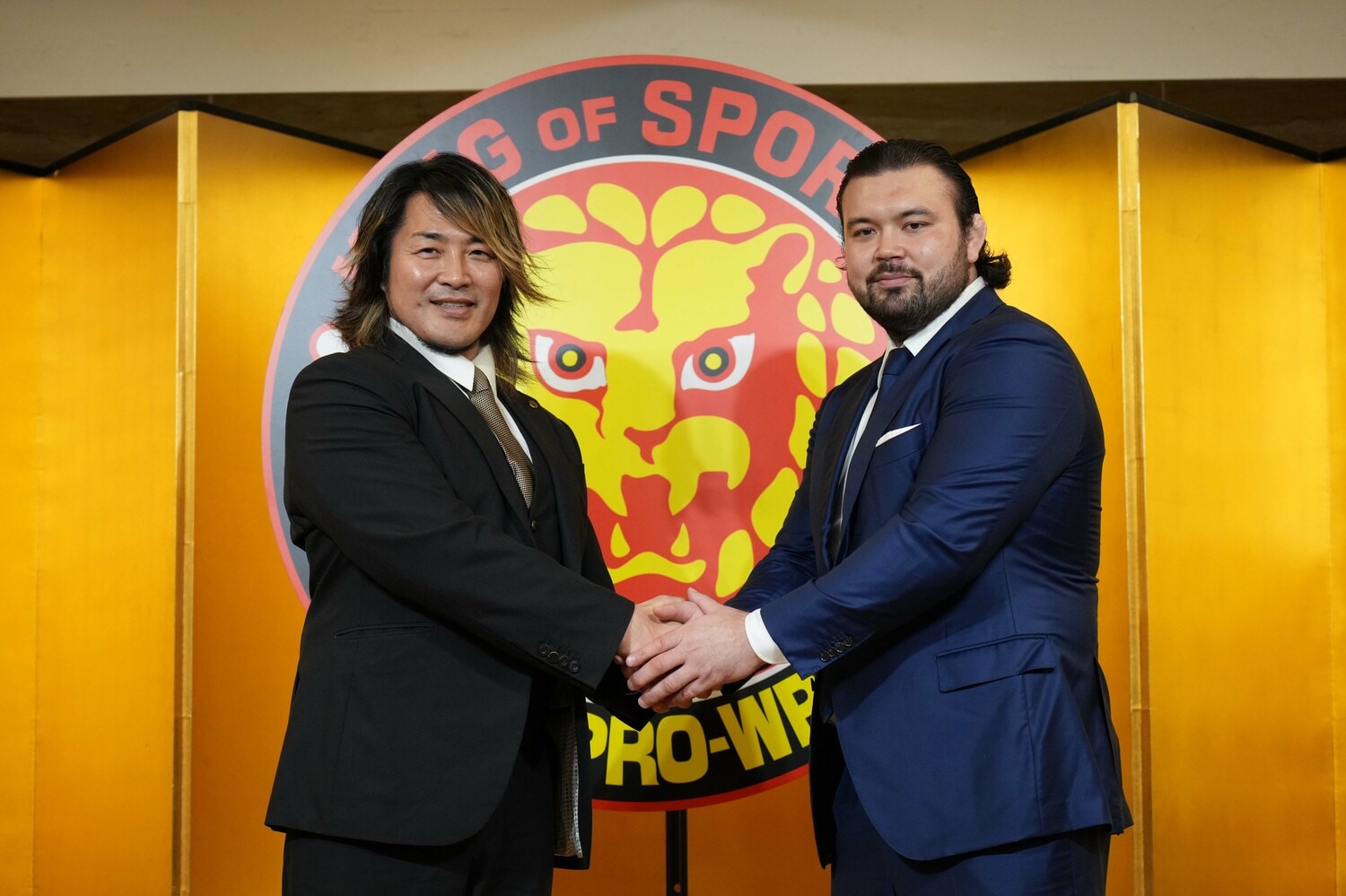 棚橋弘至社長と握手するウルフアロン　©Essei Hara