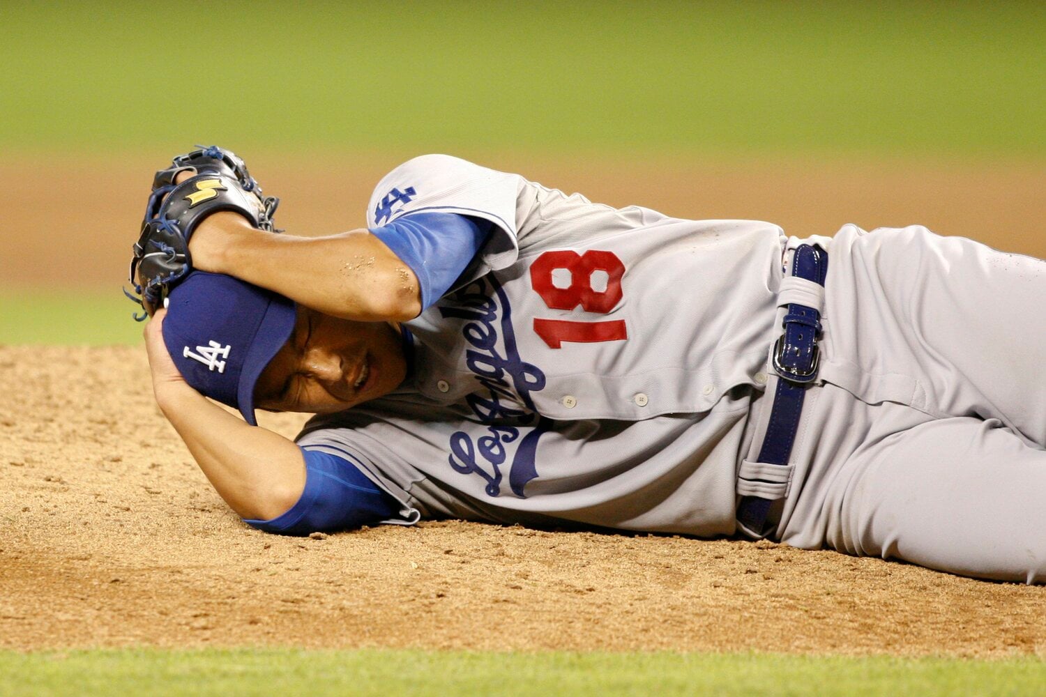 打球が直撃し、うずくまるドジャース時代の黒田博樹　©︎Getty Images