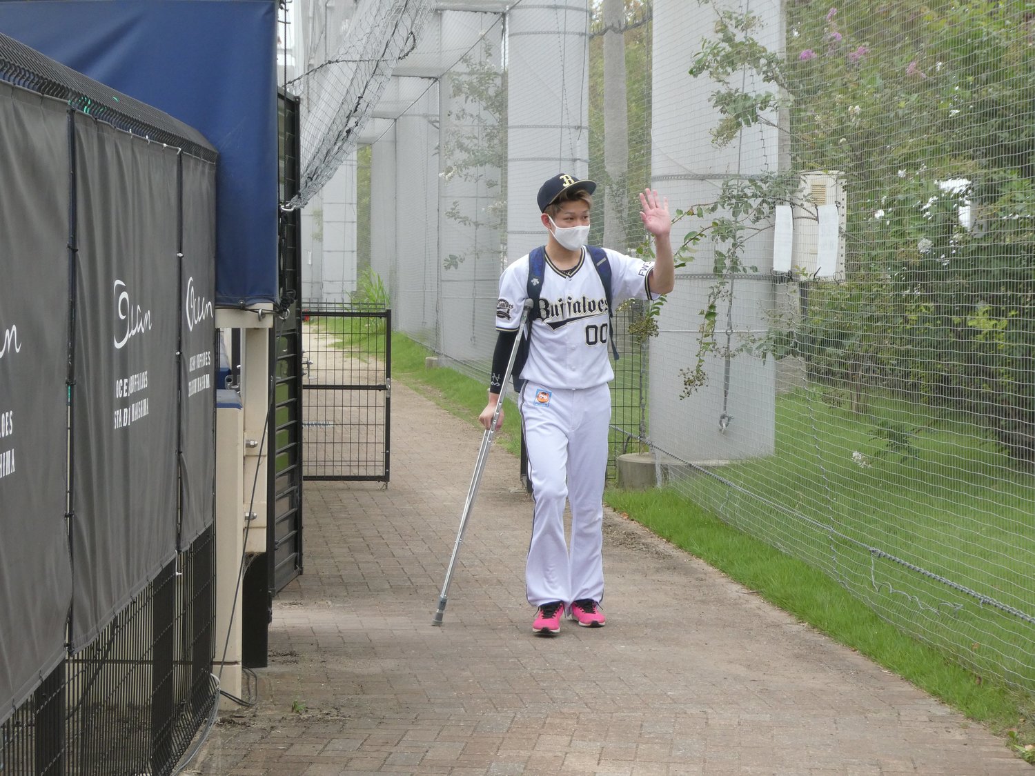 松葉杖をつきながら球場に現れ、ファンに手を振る西浦 ©︎Noriko Yonemushi
