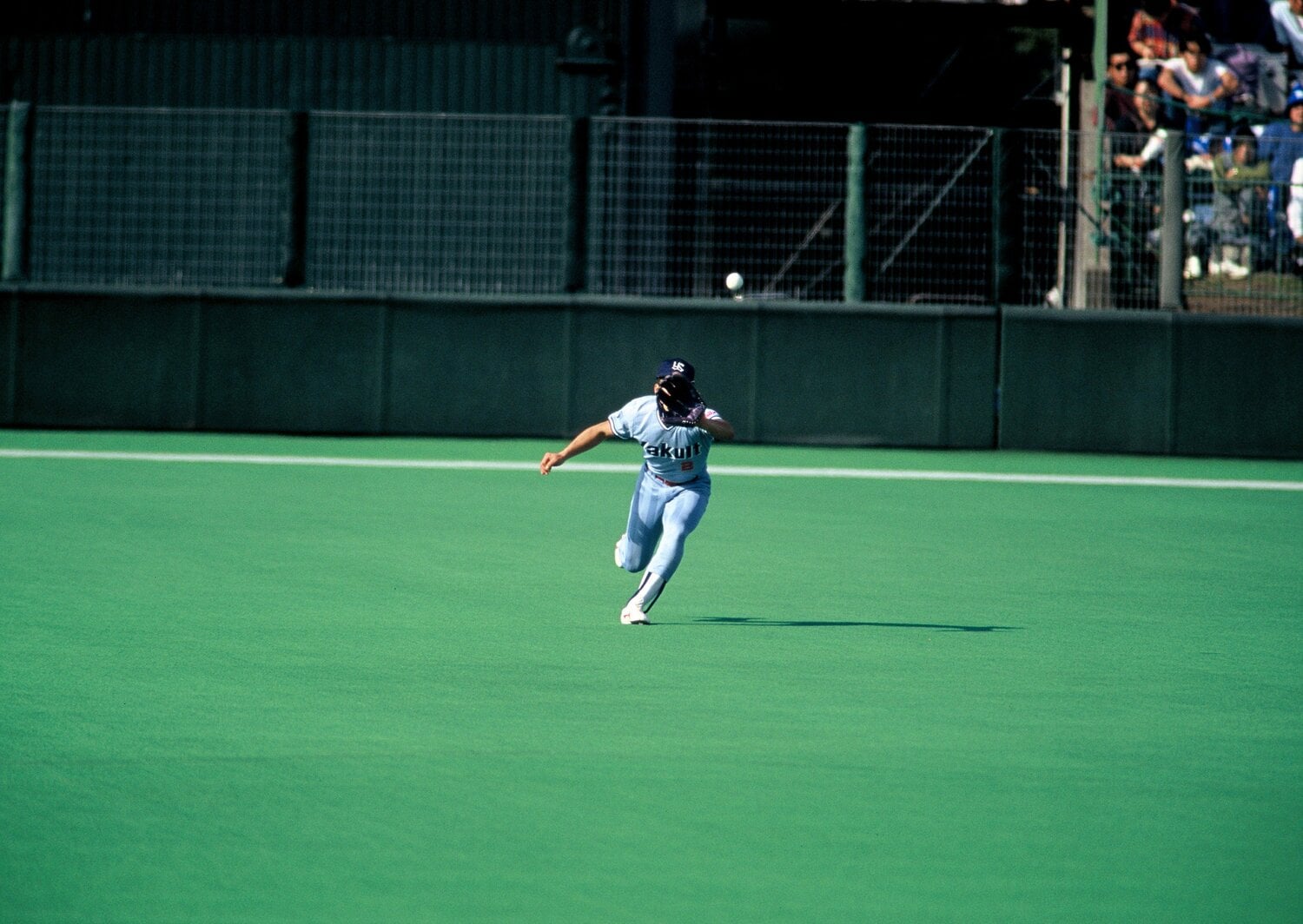 守備で捕球体勢に入る飯田　©Koji Asakura