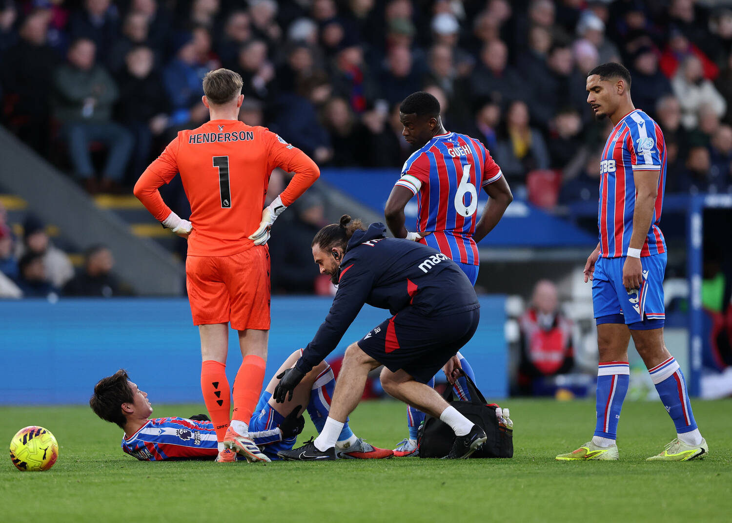 12月14日のマンチェスター・シティ戦。右太もも裏をケガした鎌田　©AFLO