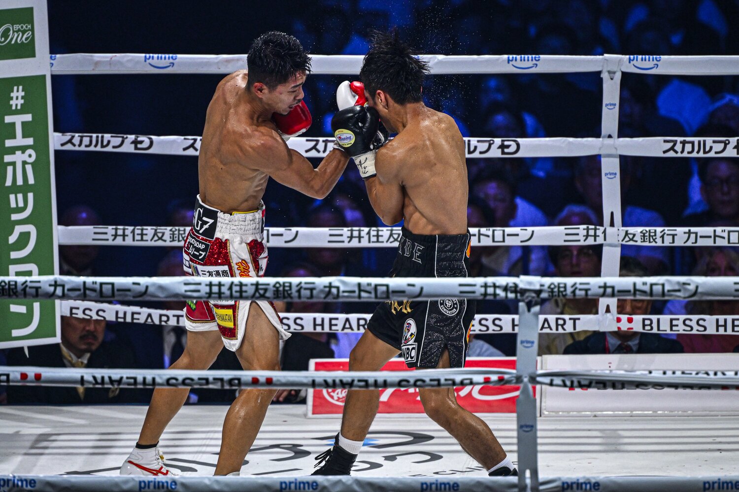 中谷潤人の右アッパー。接近戦でも多彩なパンチを駆使する　©Takuya Sugiyama