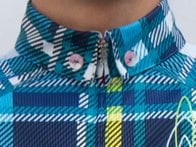 パンダーニのジャージの襟には、ボタンダウンを採用しているモデルもある。こうしたディテールが、お洒落さとオリジナリティへのこだわりを強く主張している。